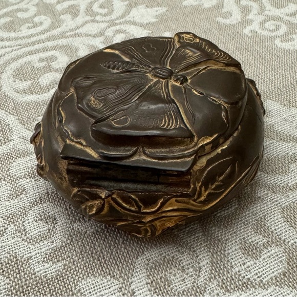 Antique Rogers Art Nouveau Butterfly Design Gilded
Bronze Hinged Trinket Box 858 - Picture 4 of 12